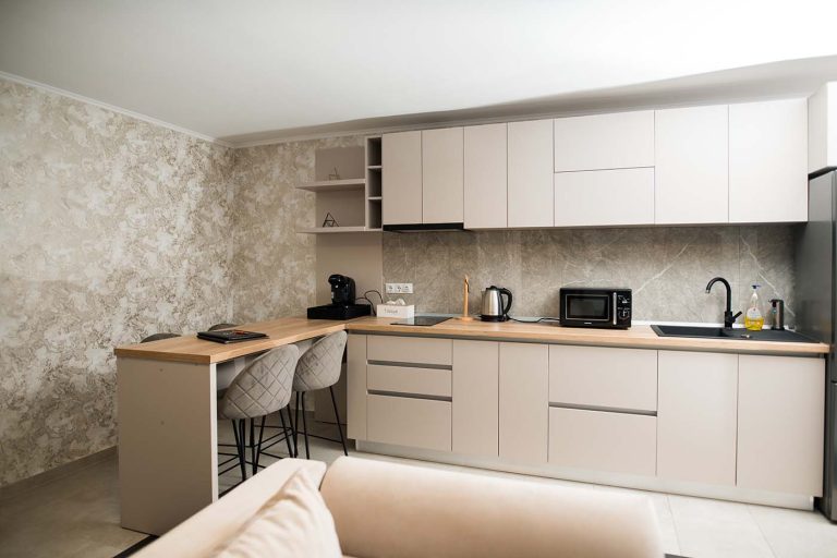 Descriere: Rezervare cazare cu bucătărie sau chicinetă într-un apartament mic în Sibiu.