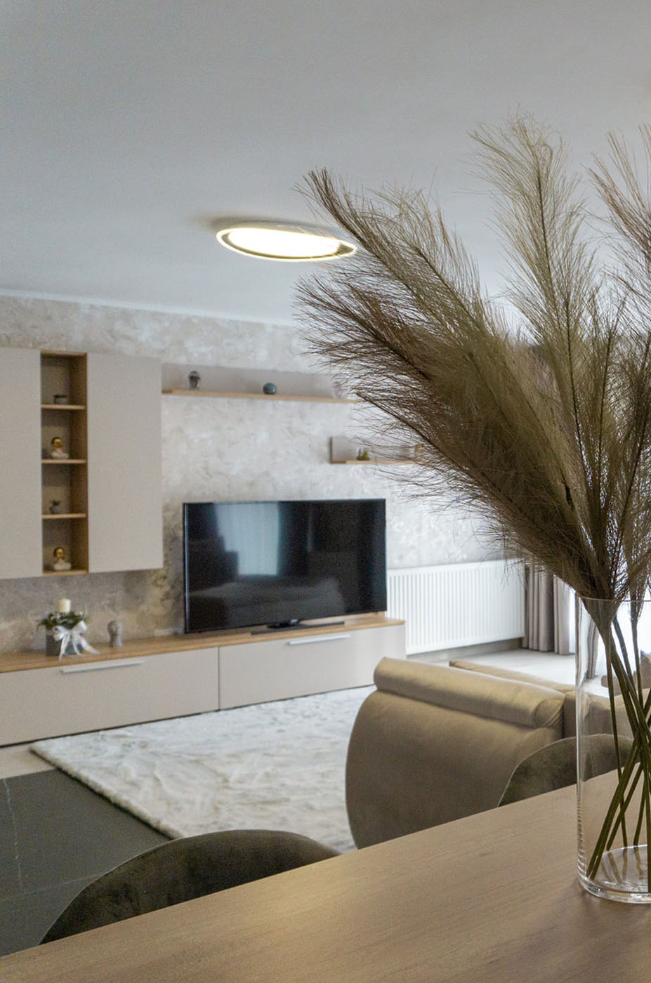 A hotel room in Cisnadie with a TV and a vase of flowers.