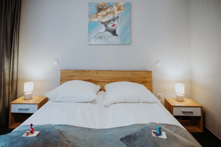 A room with a painting on the wall available for rezervare in Sibiu.