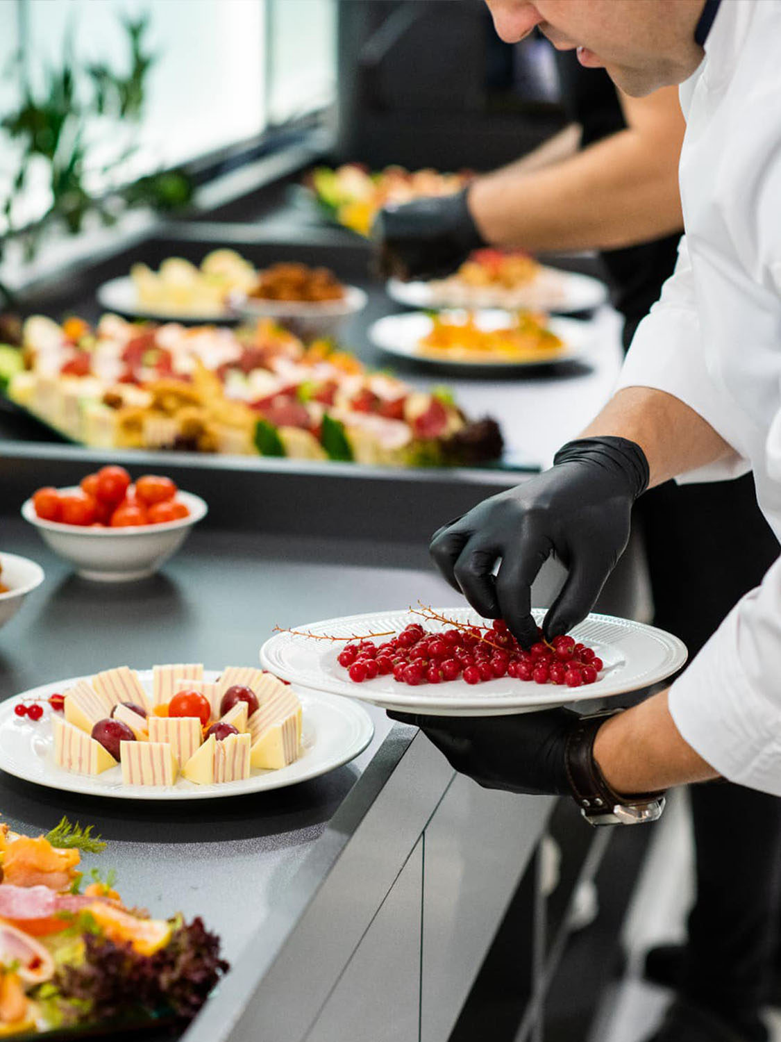 A man is putting food on a plate in Cisnadie, Sibiu.