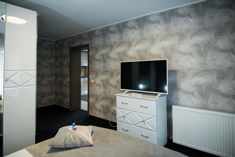A bedroom in Cisnadie with a TV and a dresser available for reservation.