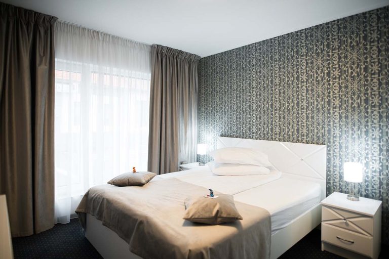 Descriere: Cazare într-o cameră la un hotel.