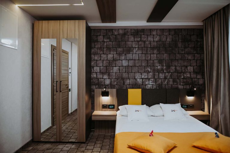 A hotel room in Osijek with beds available for rezervare.
