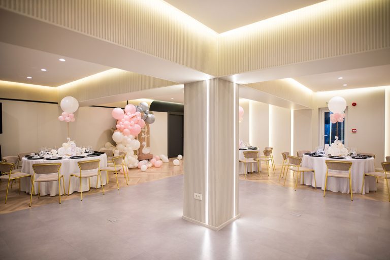 A sala de evenimente filled with tables and balloons in Epic Harmony.