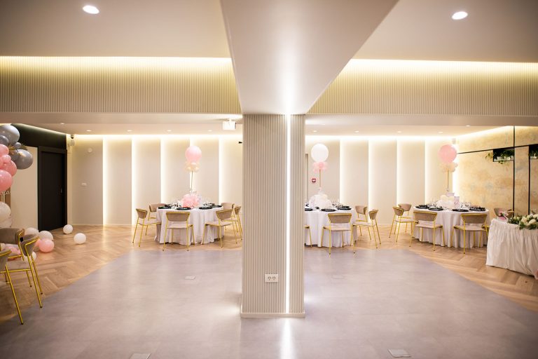 A sala de evenimente filled with tables and balloons in an atmosphere of Epic Harmony.