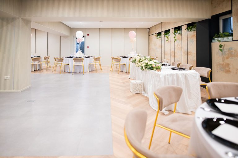 An Epic Harmony sala de evenimente filled with tables and chairs.