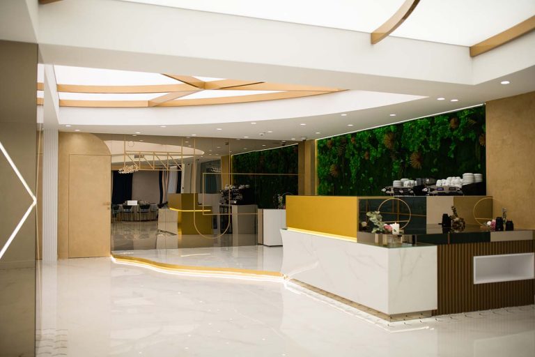 The lobby of a hotel in Cisnadie is decorated with gold and white.