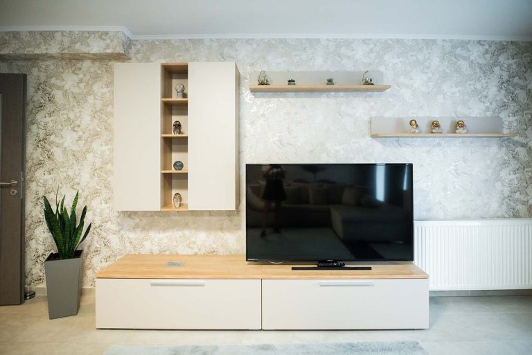 A hotel room in Sibiu with a TV and shelves available for rezervare.