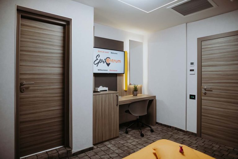 A hotel room in Cisnadie with a bed and a desk.
