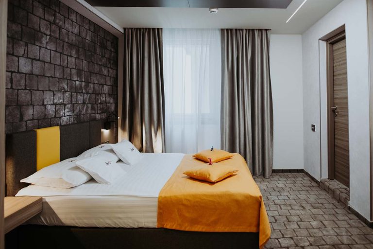Cazare cu pat sau paturi într-o cameră la un hotel în Sibiu.