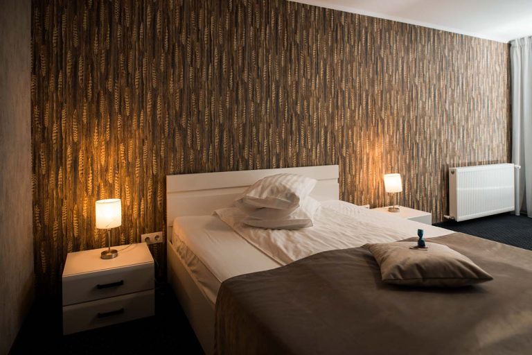 A room with a bed available for reservation in Cisnadie.